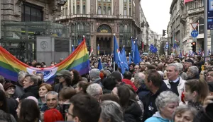 epa11988160 Demonstrators wave EU and rainbow flags as they protest against the amendment of the Assembly Law, also banning the Pride parades, in Budapest, Hungary, 25 March 2025. People protested in the center of Hungary's capital against a new law that bans LGBTQ+ Pride events and restricts the right to assemble. EPA/Zoltan Mathe HUNGARY OUT