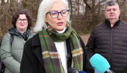 Sisak, 28.1.2026.- Predsjednica saborskog Odbora za za?titu okoli?a Du?ica Radoj?i? (Mo?emo) ustvrdila je u srijedu da su pozitivna rje?enja utjecaja na okoli? za peradarski kompleks na sisa?kom podru?ju ukrajinskog investitora Premium Chichen Company utemeljena na nevjerodostojnim podacima. Na slici Du?ica Radoj?i?. foto HINA/ Nikola BLA?EKOVI?/ ua