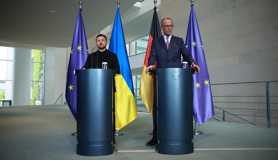 epa12140564 German Chancellor Friedrich Merz (R) and Ukrainian President Volodymyr Zelensky (L) attend a joint press conference at the Chancellery in Berlin, Germany, 28 May 2025. EPA/CLEMENS BILAN