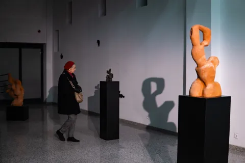 Izložba &ldquo;Atelje+&rdquo; osječke kiparice je svojevrsni HOMMAGE ZEMLJI