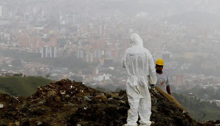 epaselect epa11794369 A member of the Unit for the Search for Missing Persons (UBPD) participates in a forensic operation in 'La Escombrera' in Medellin, Colombia, 26 December 2024. On 19 December, the Special Jurisdiction for Peace (JEP) and the Missing Persons Search Unit (UBPD) announced the discovery of human remains, and since then more discoveries have occurred. Organizations representing relatives of people who disappeared during the armed conflict between 2001 and 2004 in the Comuna 13 sector of Medellin, have been calling for 'La Escombrera', one of the largest open air rubbish heaps in Colombia, to be investigated as a clandestine burial site. EPA/STR