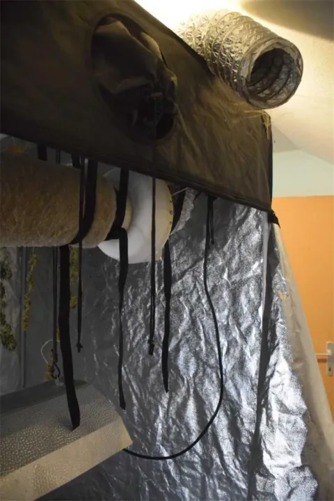 Temeljem naloga Općinskog suda u Osijeku jučer su policijski službenici Policijske postaje Beli Manastir u Dardi obavili pretragu doma i drugih prostorija, kojima se koristi 42-godi&scaron;nji Osječanin.