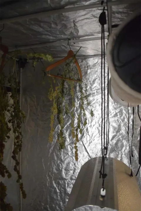 Temeljem naloga Općinskog suda u Osijeku jučer su policijski službenici Policijske postaje Beli Manastir u Dardi obavili pretragu doma i drugih prostorija, kojima se koristi 42-godi&scaron;nji Osječanin.