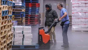 18.07.2023., Zagreb - Radnici u hladnjacama u toplim ljetnim mjesecima mijenjaju vanjskih +35 stupnjeva Celzijusa s -20 u komorama, a kako je tu veliku razliku u stupnjevima osjetiti na vlastitoj kozi, pokazali su nam djelatnici Zagrebackih trznica, sluzbe Veletrznica i hladnjaca u sklopu Zagrebackog holdinga na Zitnjaku. Oni u hladnjace ulaze u nekoliko slojeva odjece ispod posebnog radnog odijela za niske temperature. Kapa i rukavice obvezni su, a na noge idu posebne tople radne cipele. Svaki novi radnik bar 6 mjeseci privikava se na taj rezim promjene temperatura. Nakon 45 minuta provedenih u hladnjaci, treba napraviti pauzu od 20 minuta kako bi se tijelo priviklo na vanjsku temperaturu. Photo: Marko Prpic/PIXSELL