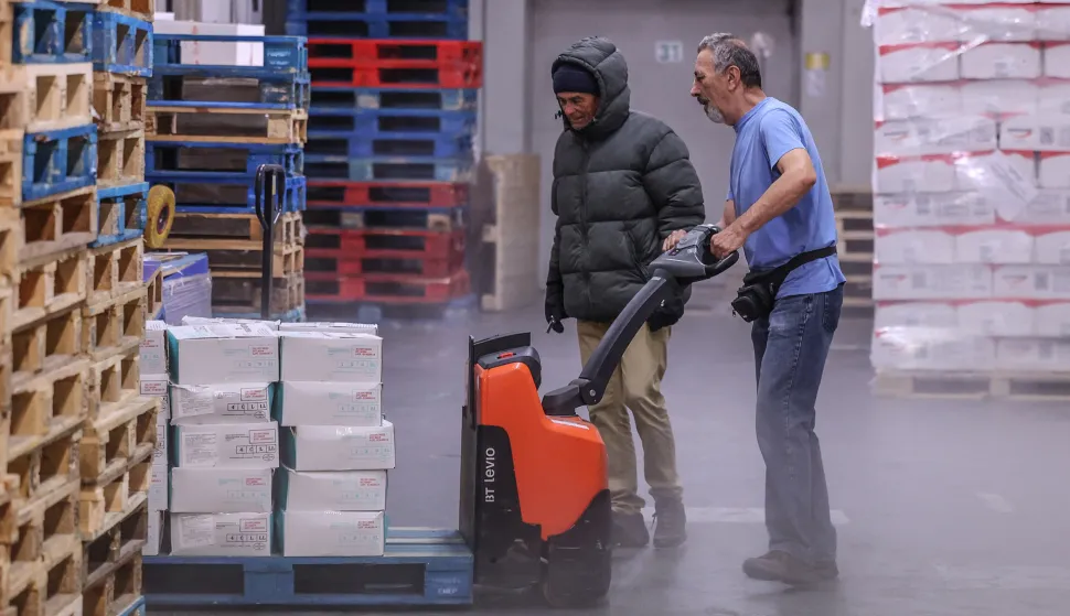 18.07.2023., Zagreb - Radnici u hladnjacama u toplim ljetnim mjesecima mijenjaju vanjskih +35 stupnjeva Celzijusa s -20 u komorama, a kako je tu veliku razliku u stupnjevima osjetiti na vlastitoj kozi, pokazali su nam djelatnici Zagrebackih trznica, sluzbe Veletrznica i hladnjaca u sklopu Zagrebackog holdinga na Zitnjaku. Oni u hladnjace ulaze u nekoliko slojeva odjece ispod posebnog radnog odijela za niske temperature. Kapa i rukavice obvezni su, a na noge idu posebne tople radne cipele. Svaki novi radnik bar 6 mjeseci privikava se na taj rezim promjene temperatura. Nakon 45 minuta provedenih u hladnjaci, treba napraviti pauzu od 20 minuta kako bi se tijelo priviklo na vanjsku temperaturu. Photo: Marko Prpic/PIXSELL