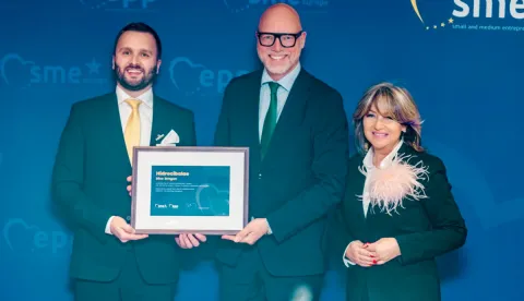 VINKOVCIU Europskom parlamentu u Bruxellesu održan je SME Europe Forum na kojem je, kao potpredsjednica SME Europe, sudjelovala zastupnica Sunčana Glavak (HDZ/EPP), a u sklopu Foruma i ove su godine dodijeljene&nbsp;nagrade pobjednicima u osam kategorija.Ocjenjivački sud izabrao je Dinu Draguna, osnivača i glavnog izvr&scaron;nog direktora tvrtke Hidrocibalae iz Vinkovaca, kojemu je hrvatska eurozastupnica uručila nagradu u kategoriji Digitalna evolucija i pametno poslovanje.