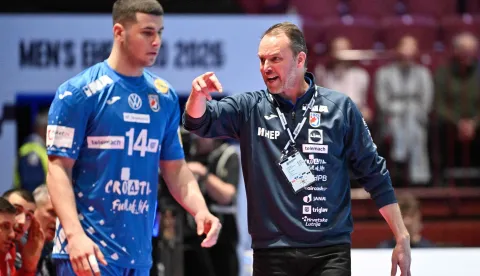 Croatia's coach Dagur Sigurdsson (R) reacts during the men's EHF Euro 2026 main round handball match Croatia v Hungary in Malmoe, Sweden, on January 28, 2026. (Photo by Johan Nilsson/TT/TT NEWS AGENCY/AFP)/Sweden OUT