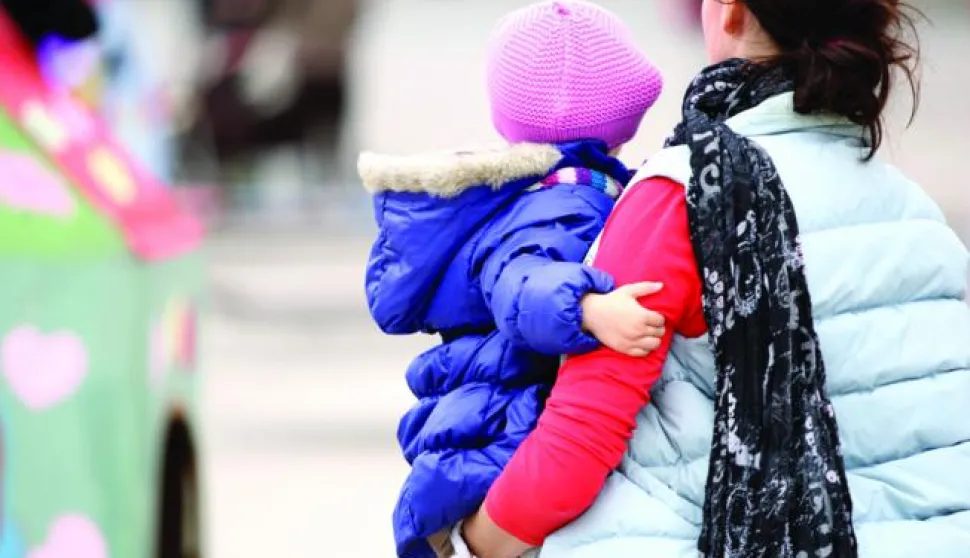snimio Davor KIBEL,Osijek, 05.11.2012. trg Ante Starčevića, slobodnjak, majka, mama, malo dijete, beba, djeca s leđa