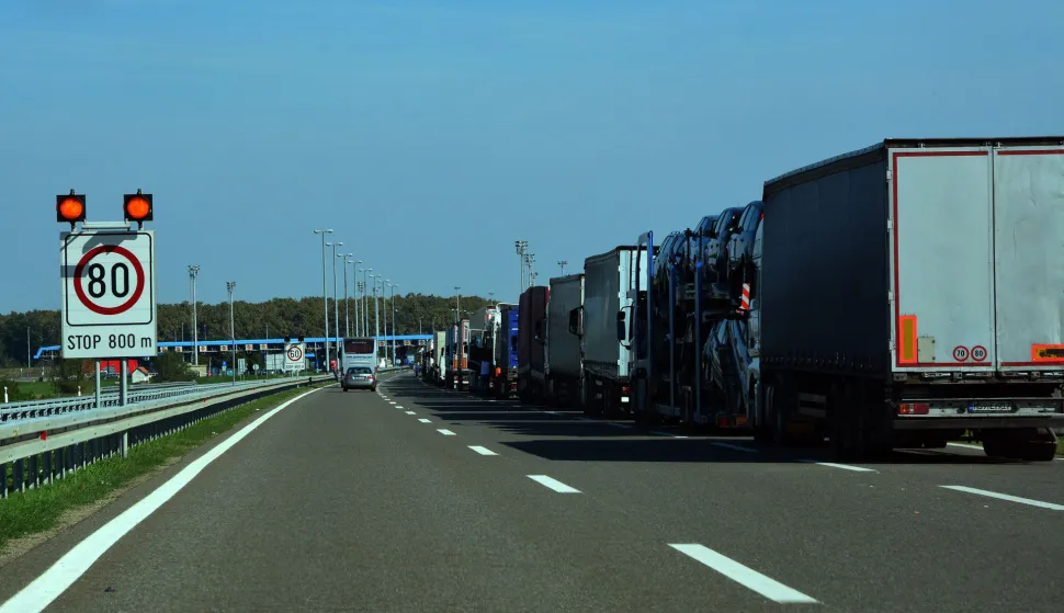 22.09.2015., Bajakovo - Kolona kamiona koji cekaju prelazak granice u Bajakovu prema Srbiji sve je veca i duga je vise od pet kilometara. Promet osobnih vozila s obje strane granice za sada tece bez zastoja.rPhoto: Ivica Galovic/PIXSELL