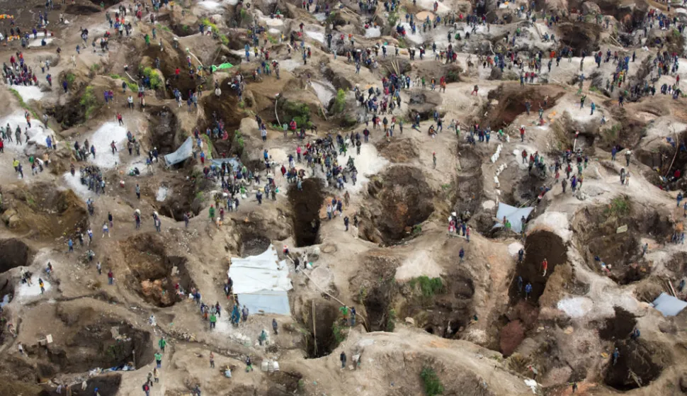 KIN&Scaron;ASA, 30. siječnja 2026. (Hina/Reuters) - Vi&scaron;e od 200 osoba poginulo je ovaj tjedan u uru&scaron;avanju rudnika koltana Rubaya na istoku Demokratske Republike Kongo, rekao je u petak glasnogovornik pobunjeničkog guvernera provincije gdje je rudnik smje&scaron;ten, Lubumba Kambere Muyisa. 