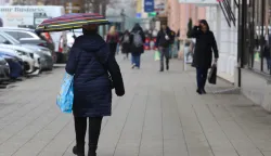 Osijek, 28. 01. 2026, Županijska ulica. &Scaron;etači. Slijedećih dana vrieme bi moglo biti ki&scaron;ovito, dana&scaron;nja prijepodnevna slaba ki&scaron;ica. Vrijekem, prognoza, ki&scaron;ica, slobodnjak, ilustracja.snimio GOJKO MITIĆ