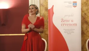 Osijek, 03. 02. 2023, Hrvatsko narodno kazaliste, HNK, Osijek. Svecani foayer. revija Zene u crvenom.snimio GOJKO MITIĆ 