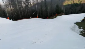 Zagreb, 26.12.2022.- Sljemenski Crveni spust spreman je za odravanje slalomskih utrka skijaica Audi FIS Svjetskog skijakog kupa "Snow Queen Trophy" 2023. Međunarodna skijaka federacija (FIS) je nakon pregleda staze dala "zeleno svjetlo" za odravanje enskih slaloma 4. i 5. siječnja. foto HINA/ Snow Queen Trophy/ ua