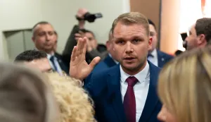 10.12.2024., Narodna skupstina RS, Banja Luka (BiH) - Gradonacelnici Banjaluke i Bijeljine Dra&scaron;ko Stanivuković i Ljubi&scaron;a Petrović pokusavaju da se probiju u veliku salu Narodna skusptine RS gdje se trenutno odrzava sjednica zbog najavljene izmjene zakona o budzetskom sistemu RS, koji predvidja da se od Banjaluke i Bijeljine u naredne tri godine uzme po sedam odsto sredstava na koje ima pravo po osnovu indirektnih poreza. Photo: Dejan Rakita/Pixsell Photo: Dejan Rakita/PIXSELL/PIXSELL