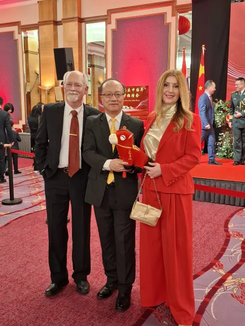 MAGAZIN INA KINA Predsjednik_Hrvatsko-kineskog_drustva_prijateljstva__prof_mr_sc__Branko_Balon__Veleposlanik_Narodne_Republike_Kine__Nj__Eksc__Qi_Qianjin_i_Ina_Stasevic