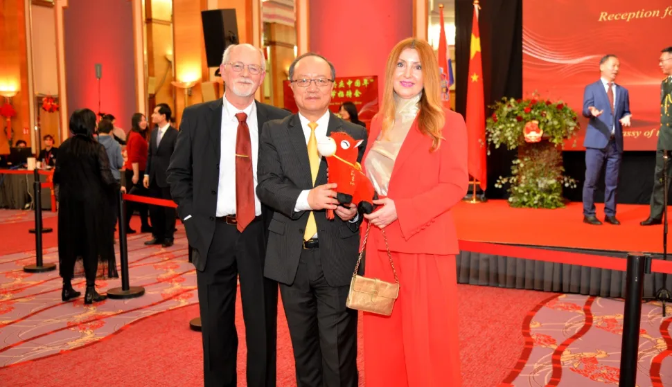 MAGAZIN INA KINA Predsjednik_Hrvatsko-kineskog_drustva_prijateljstva__prof_mr_sc__Branko_Balon__Veleposlanik_Narodne_Republike_Kine__Nj__Eksc__Qi_Qianjin_i_Ina_Stasevic