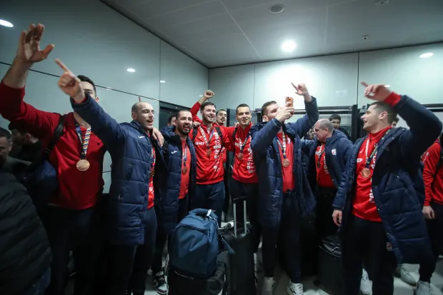02.02.2026., Zagreb -Docek broncanih rukometasa na zracnoj luci Franjo Tudjman. Oko 300 uglavnom mladih navijaca docekalo je svoje heroje na povratku u Hrvatsku. Igraci su izasli iz aviona oko 4 sata ujutro. Ivano Pavlovic, Mario Sostaric, Veron Nacinovic, Mateo Maras, Tin Lucin i Diano Neris Cesko Photo: Zeljko Lukunic/PIXSELL