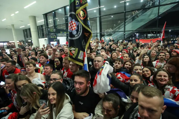 02.02.2026., Zagreb -Docek broncanih rukometasa na zracnoj luci Franjo Tudjman. Oko 300 uglavnom mladih navijaca docekalo je svoje heroje na povratku u Hrvatsku. Igraci su izasli iz aviona oko 4 sata ujutro. Photo: Zeljko Lukunic/PIXSELL