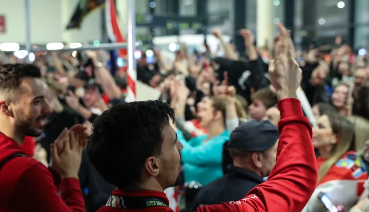02.02.2026., Zagreb -Docek broncanih rukometasa na zracnoj luci Franjo Tudjman. Oko 300 uglavnom mladih navijaca docekalo je svoje heroje na povratku u Hrvatsku. Igraci su izasli iz aviona oko 4 sata ujutro. Zvonimir Srna i Ivan Martinovic Photo: Zeljko Lukunic/PIXSELL