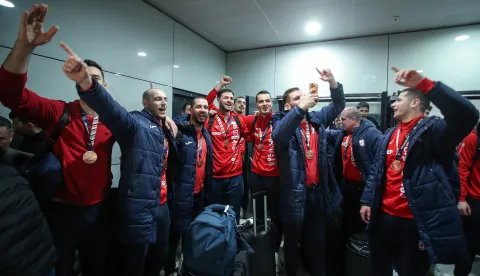 02.02.2026., Zagreb -Docek broncanih rukometasa na zracnoj luci Franjo Tudjman. Oko 300 uglavnom mladih navijaca docekalo je svoje heroje na povratku u Hrvatsku. Igraci su izasli iz aviona oko 4 sata ujutro. Ivano Pavlovic, Mario Sostaric, Veron Nacinovic, Mateo Maras, Tin Lucin i Diano Neris Cesko Photo: Zeljko Lukunic/PIXSELL