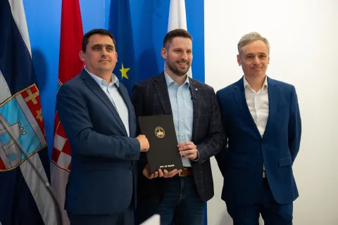 Osijek, 2. 2. 2026., Uručenje ugovora o nabavi električnih autobusaVladimir Gabud; Ivan Radić; ugovori; električni autobusi; nabava; gradski prijevoz putnika; prijevoz; autobusi