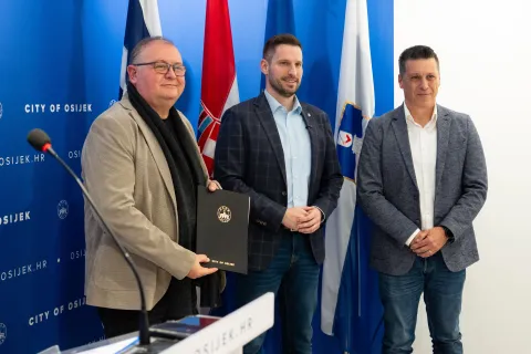 Osijek, 2. 2. 2026., Uručenje ugovora o nabavi električnih autobusaVladimir Per&scaron;ić; Novatec CEO; Ivan Radić; ugovori; električni autobusi; nabava; gradski prijevoz putnika; prijevoz; autobusi