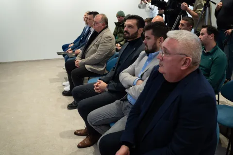 Osijek, 2. 2. 2026., Uručenje ugovora o nabavi električnih autobusaIvan Radić; ugovori; električni autobusi; nabava; gradski prijevoz putnika; prijevoz; autobusi