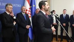Zagreb, 02.02.2026. - Povodom osvajanja brončane medalje na Europskom prvenstvu u rukometu predsjednik Vlade Andrej Plenković primio je hrvatsku rukometnu reprezentaciju i izaslanstvo Hrvatskog rukometnog saveza. Na fotografiji Andrej Plenković, Davor Božinović, Tonči Glavina. foto HINA/ Lana SLIVAR DOMINIĆ/ ml