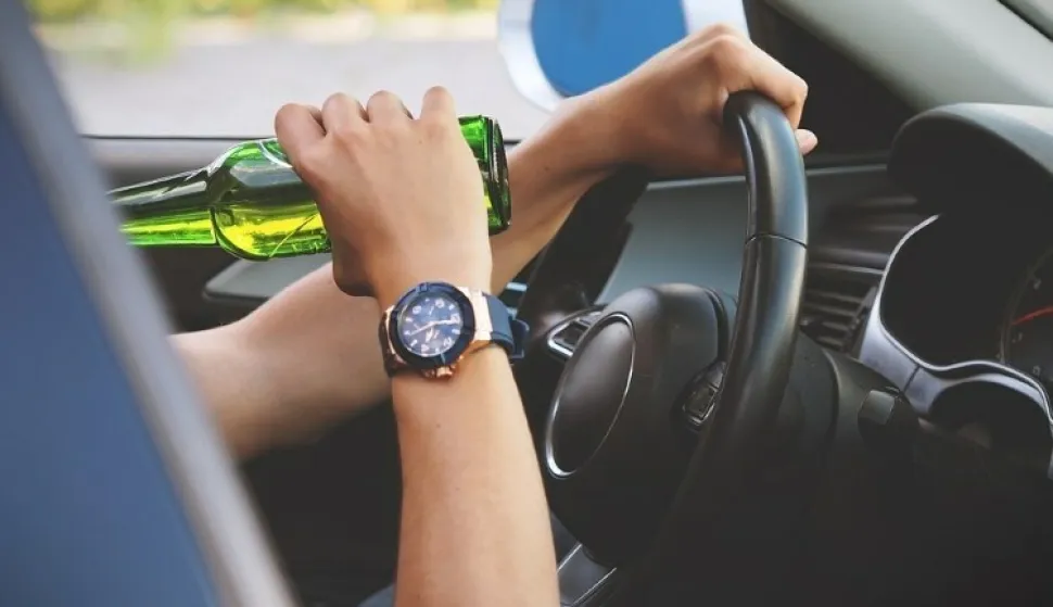  50-godi&scaron;nji vozač pijan, odlučili su ga alkotestirati. sumnja se pokazala opravdanom, jer je u krvi imao 2,05 promila alkohola. Tu je njegova vožnja te noći zavr&scaron;ila, jer je morao na vi&scaron;esatno triježnjenje u posebnoj prostoriji postaje granične policije. U jutarnjim satima protiv njega pokrenut je prekr&scaron;ajni postupak u kojem policija traži da ga se kazni s nekoliko tisuća eura visokom kaznom te zabranom vožn