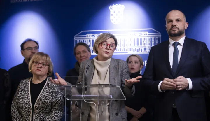 Zagreb, 2.2.2026.- Stranke Mo?emo!, SDP, Glas, Centar i Dalija Ore?kovi? i ljudi s imenom i prezimenom odr?ale su zajedni?ku konferenciju za medije u Hrvatskom saboru o do?eku rukometa?a. Na slici Anka Mrak-Tarita?, Sandra Ben?i? i Sini?a Hajda? Don?i?. foto HINA/ Daniel KASAP/ ua