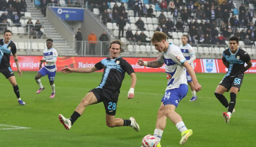 Osijek, 01. 02. 2026, Opus Arena, nogomet, Osijek - Rijeka. SuperSport HNL 25/26. Anton Matković (34) i Samuel Akere (57).snimio GOJKO MITIĆ