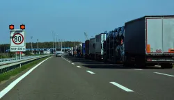 22.09.2015., Bajakovo - Kolona kamiona koji cekaju prelazak granice u Bajakovu prema Srbiji sve je veca i duga je vise od pet kilometara. Promet osobnih vozila s obje strane granice za sada tece bez zastoja.rPhoto: Ivica Galovic/PIXSELL