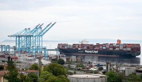 RIJEKA, 10. 09. 2025. prvi kontejnerski broda "Al Jasrah" dolazi u Rijeku u 06.00 ujutro, Rijeka Gateway, Kontejnerski terminal RGW, Zagrebačka obala,  SNIMIO: VEDRAN KARUZA