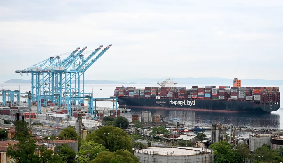 RIJEKA, 10. 09. 2025. prvi kontejnerski broda "Al Jasrah" dolazi u Rijeku u 06.00 ujutro, Rijeka Gateway, Kontejnerski terminal RGW, Zagrebačka obala,  SNIMIO: VEDRAN KARUZA