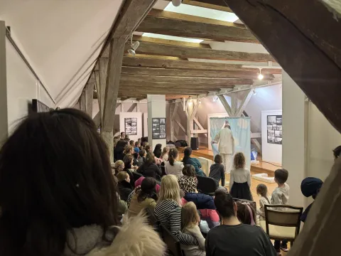 U Spomen-muzeju biskupa Josipa Jurja Strossmayera u Đakovu u petak, 30. siječnja 2026., održana je jo&scaron; jedna uspje&scaron;na&nbsp;Noć muzeja&nbsp;koja je i ove godine privukla brojne posjetitelje svih uzrasta.