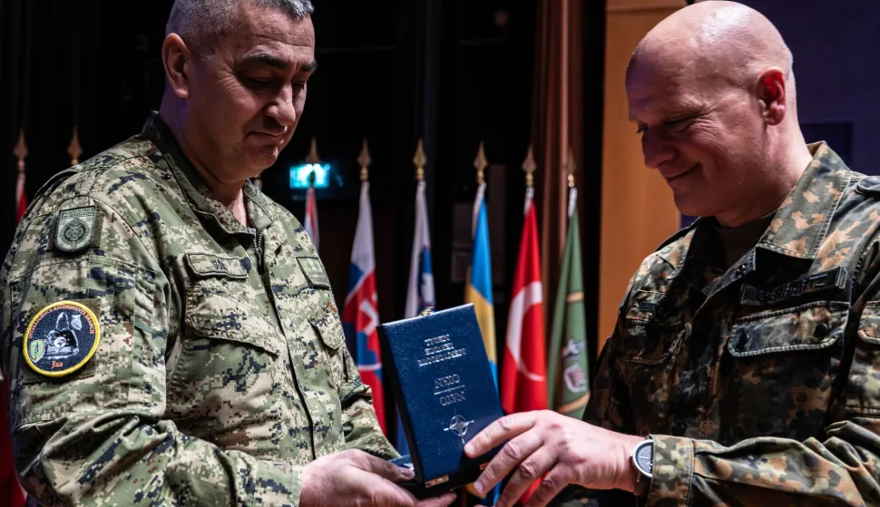 Časnik Oružanih snaga Republike Hrvatske pukovnik Zlatko Sudić odlikovan je NATO-ovom medaljom za zasluge (NATO Meritorious Service Medal &ndash; MSM) na razini Glavnog tajnika NATO-a Marka Ruttea, koja mu je uručena na svečanosti u Zapovjedni&scaron;tvu savezničkih združenih snaga u Brunssumu (JFC Brunssum) u siječnju 2026. godine.