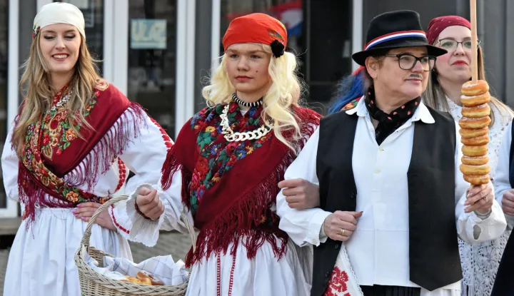 Vinkovci...23.02.2025.Organizirane prve Poklade i Pokladna povorka u Vinkovcima pod geslom "Bu&scaron;arice otkrij svoje lice" s oko 400 sudionika u 15 KUD-ova iz mjesta Slavonije, Baranje i Srijema.Foto: Gordan Panić