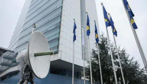 27.11.2025., Sarajevo, Bosna i Hercegovina - Zaposlenici Radiotelevizije Bosne i Hercegovine (BHRT) danas odrzavaju prosvjed ispred zgrade Parlamentarne skupstine BiH. Istovremeno, i sa istog mjesta, BHT1 i BH radio 1 emitiraju visesatni specijalni program "Ne gasite BHRT". Photo: Armin Durgut/PIXSELL