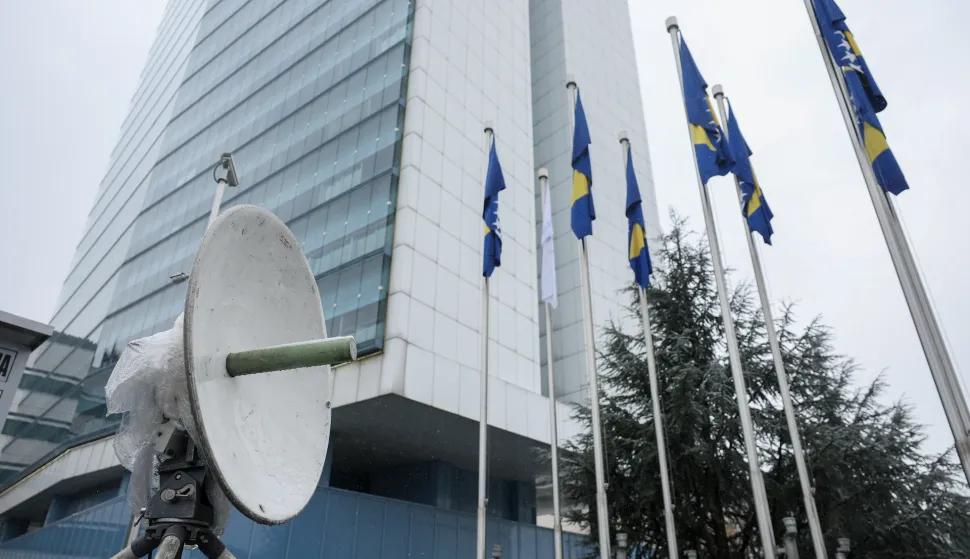 27.11.2025., Sarajevo, Bosna i Hercegovina - Zaposlenici Radiotelevizije Bosne i Hercegovine (BHRT) danas odrzavaju prosvjed ispred zgrade Parlamentarne skupstine BiH. Istovremeno, i sa istog mjesta, BHT1 i BH radio 1 emitiraju visesatni specijalni program "Ne gasite BHRT". Photo: Armin Durgut/PIXSELL