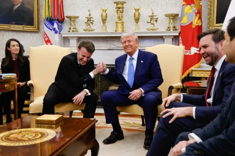 epa11922012 US President Donald Trump (C) and French President Emmanuel Macron (2-L) shake hands during their meeting in the Oval Office of the White House in Washington, DC, USA, 24 February 2025. EPA/LUDOVIC MARIN/POOL