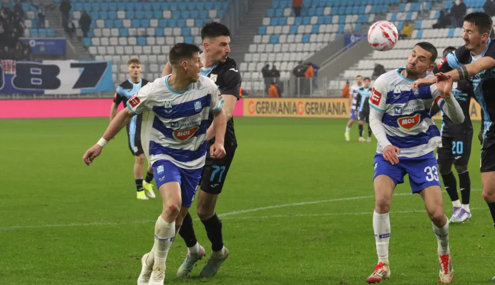 Osijek, 01. 02. 2026, Opus Arena, nogomet, Osijek - Rijeka. SuperSport HNL 25/26. Vladan Bubanja (21) i Emin Hasić (33).snimio GOJKO MITIĆ