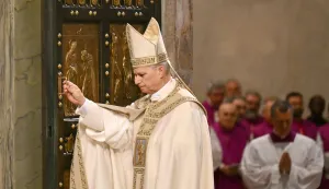 TOPSHOT - Pope Leo XIV closes the Holy Door of St. Peter?s Basilica on the Feast of the Epiphany, marking the official end of the Jubilee Year 2025, at the Vatican, on January 6, 2026. (Photo by Alberto PIZZOLI/POOL/AFP)