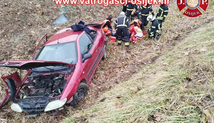 Slijetanje automobila sa ceste na ulazu u Bilje iz smjera Osijeka