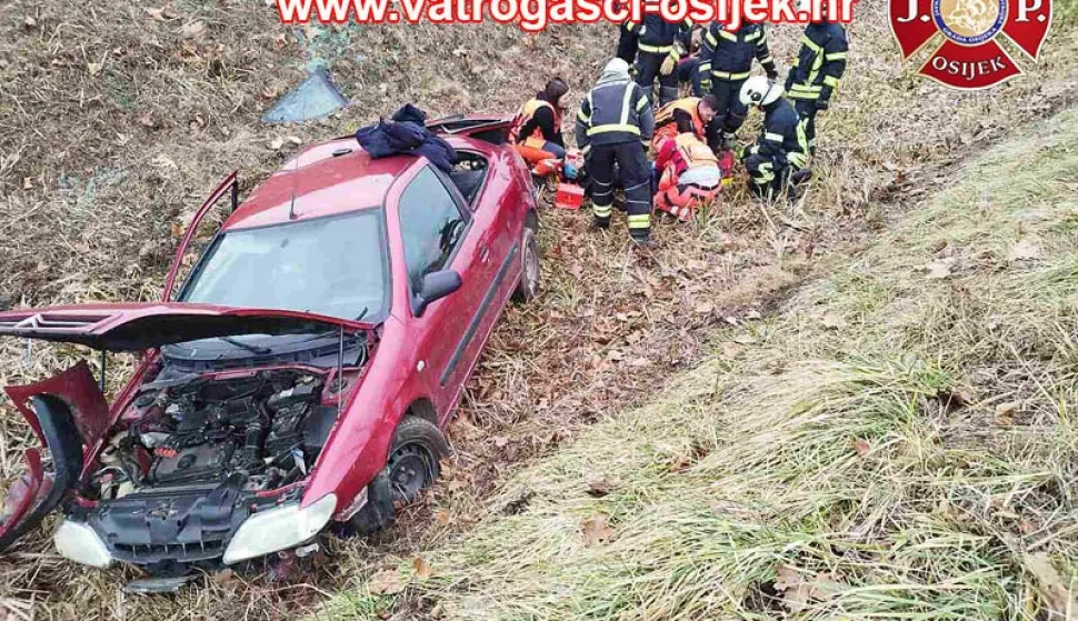 Slijetanje automobila sa ceste na ulazu u Bilje iz smjera Osijeka
