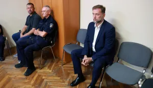 26.06.2025. Vinkovci - Na Op?inskom sudu u Vinkovcima nastavlja se su?enje biv?em ministru Mariju Bano?i?u zbog prometne nesre?e u kojoj je poginuo Goran ?ari? iz Vinkovaca. Na raspravu danas sti?e jedini svjedok nesre?e, voza? kamiona Mirko ?ali?. Photo: Davor Javorovic/PIXSELL