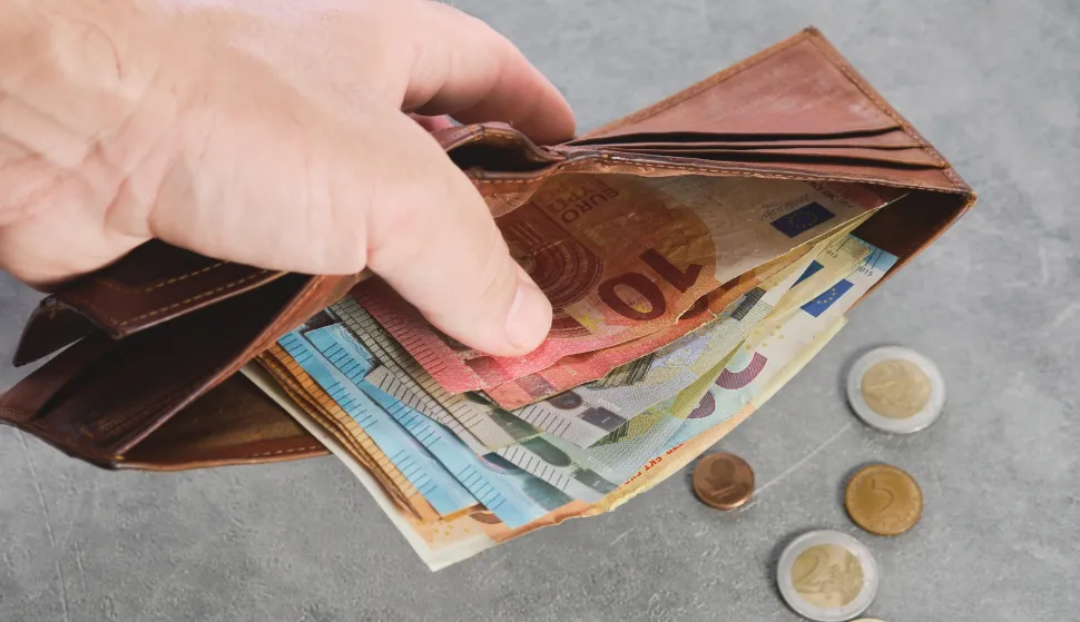 Senior man holds a wallet with euro banknotes in his hand, euro banknotes in the wallet. Wallet with money in a man's hand, background idea of paying taxes, buying or paying for servicesnovac novčanik freepik