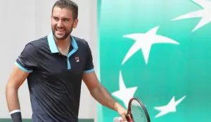 epa05997478 Marin Cilic of Croatia in action against Ernests Gulbis of Latvia during their men's 1st round single match during the French Open tennis tournament at Roland Garros in Paris, France, 29 May 2017. EPA/TATYANA ZENKOVICH------2X COLOR - SPORT