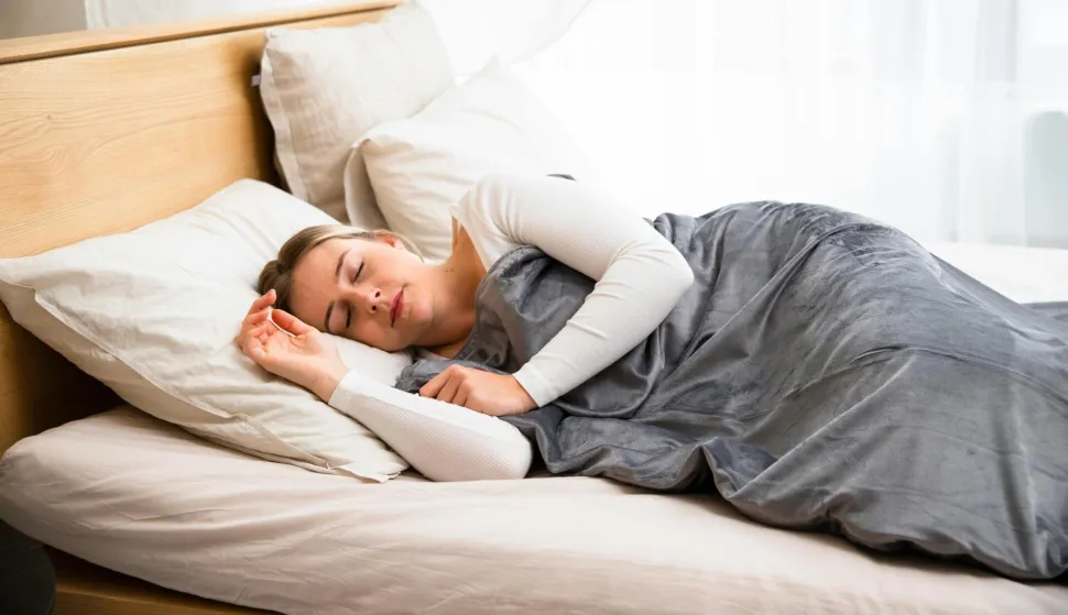 žena spava spavanje san