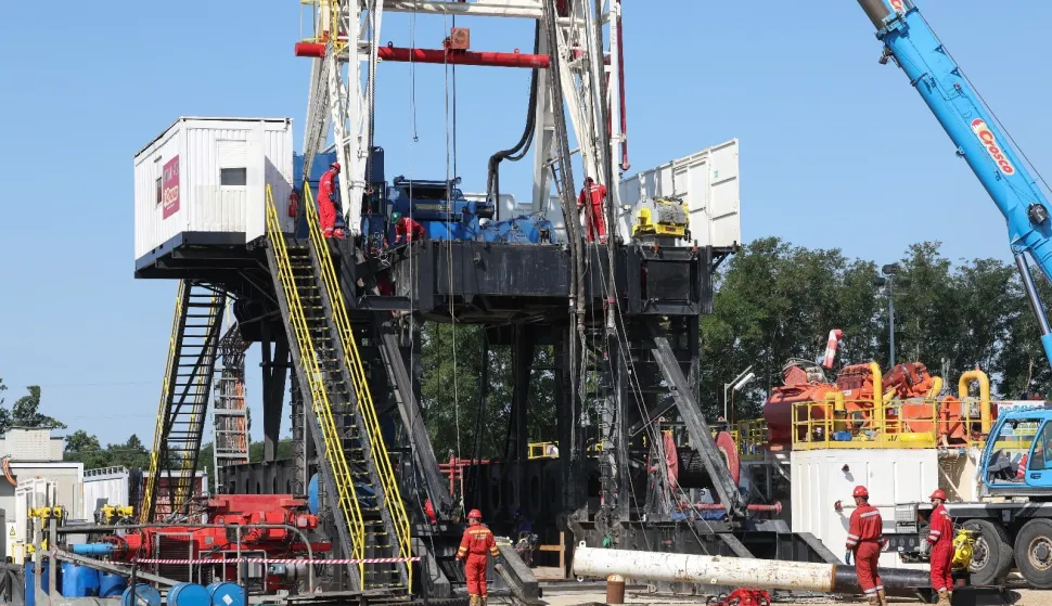 ZAGREB, 11. srpnja 2025. (Hina) - Započelo je istraživanje geotermalnog potencijala na bu&scaron;otini Osijek GT-1 (OsGT-1), drugoj po redu u sklopu projekta "Priprema i istraživanje geotermalnog potencijala u kontekstu centraliziranog grijanja", priopćila je u petak Agencija za ugljikovodike. 