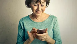 starija žena smartphone